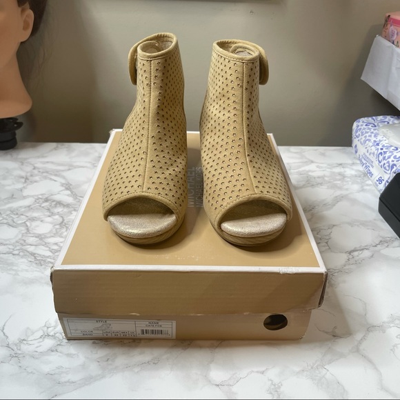 Michael Kors Cate Foe sand bootie/sandal with a wedge heel sz 2Y - Picture 10 of 11